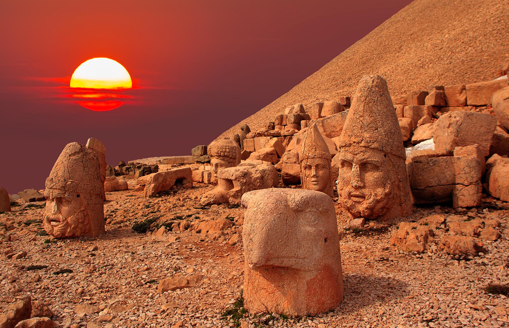 Nemrut Dağı Güneş Doğuşu, Kral Antiochos Heykeli, Zeus Heykeli, Kartal Heykeli, Cendere Köprüsü, Karakuş Tümülüsü, Halfeti Tekne Turu, Batık Camii, Rum Kale, Savaşan Köyü, Osmaniye, Adana