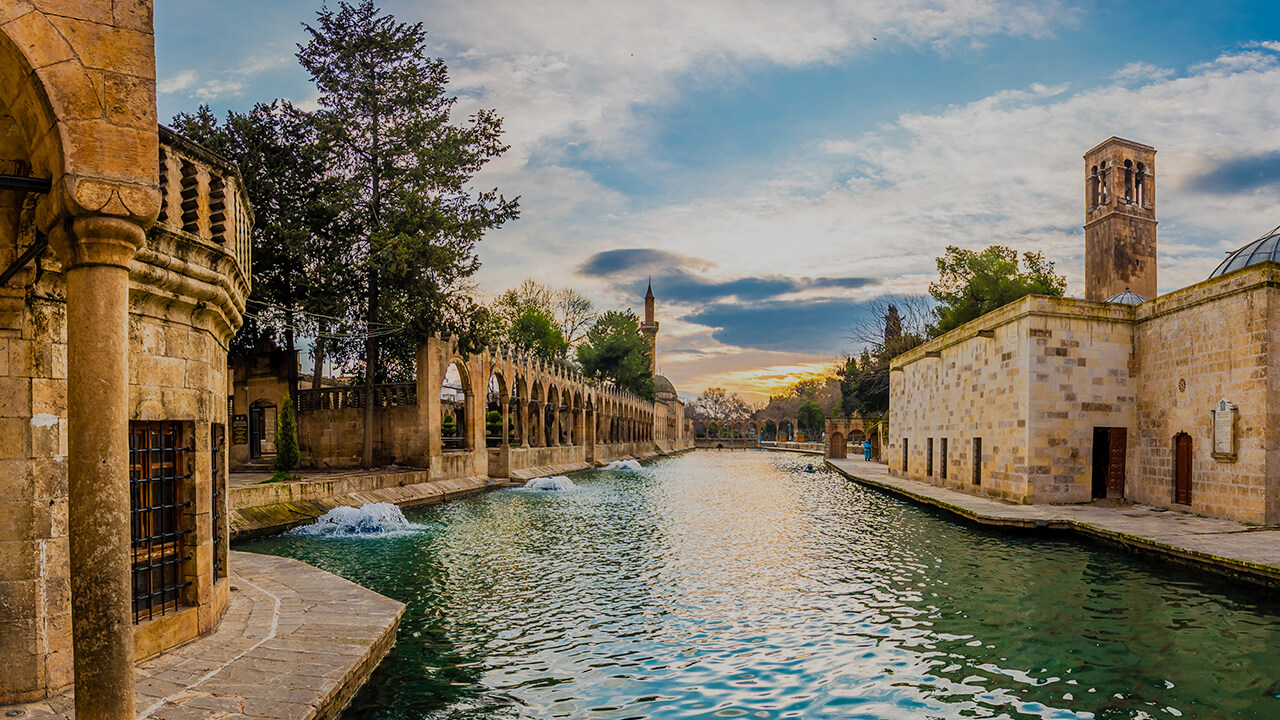 Şanlıurfa - Balıklıgöl - Hz. İbrahim'in Doğduğu Mağara - Kapalı Çarşı - Gümrükhan - Göbeklitepe - Birecik - Halfeti Tekne Turu - Gaziantep - Fırat Nehri - Rum Kale - Gaziantep Mozaik Müzesi